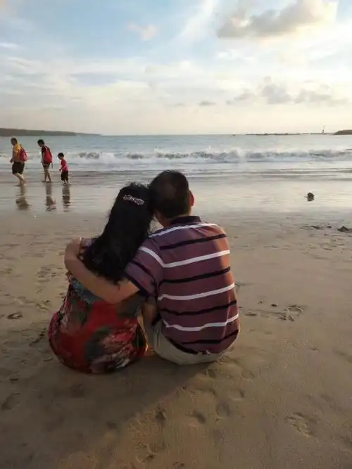 依偎在老公怀里享受着甜蜜爱情!