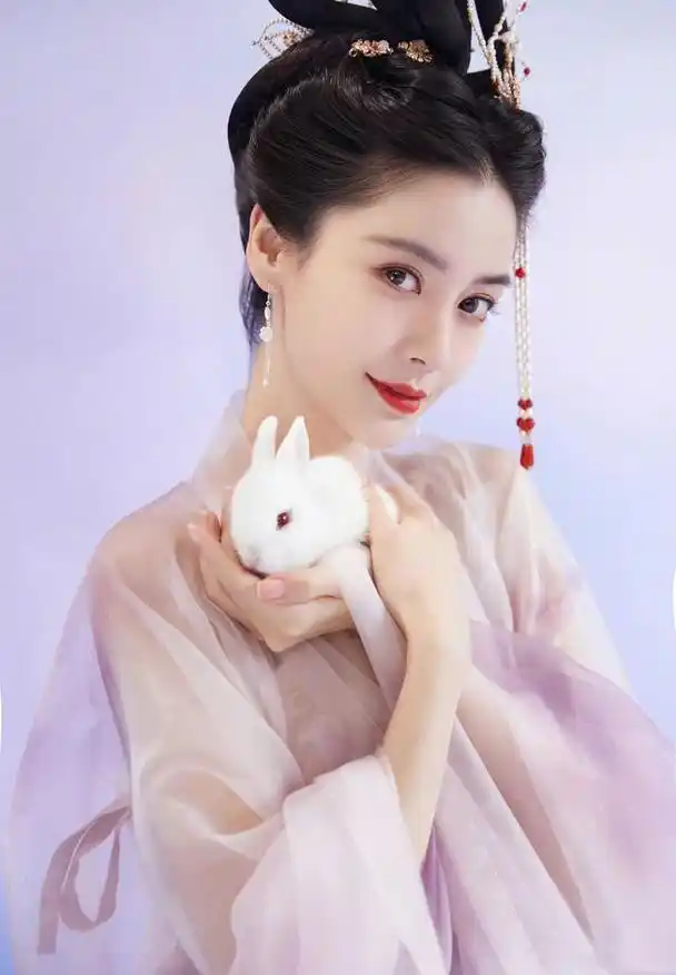 杨颖化身嫦娥仙子从月宫下凡,既美又甜,古装原来这么潮