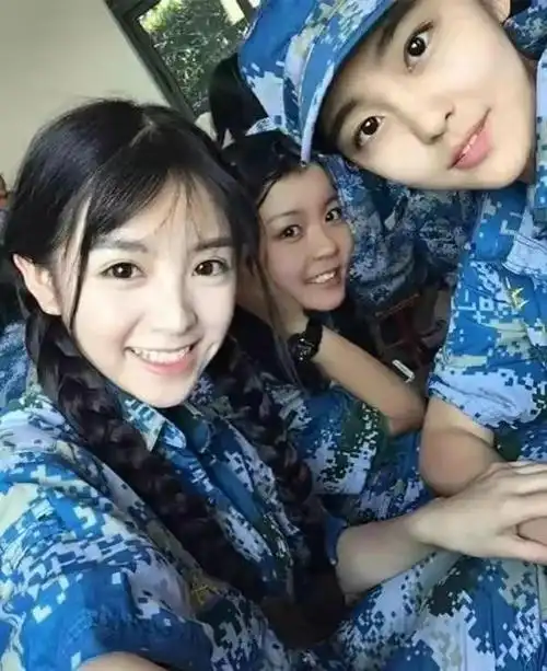 女明星军训服,陈都灵清纯,田曦薇超可爱,看到关晓彤,太美了!