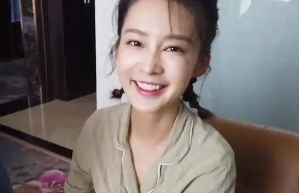 原创李沁私下真实素颜曝光,与精修图"判若两人",不化妆几乎没眉毛