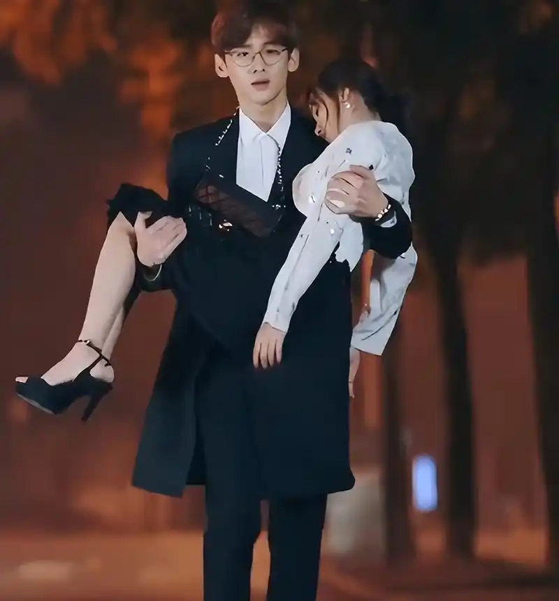 《难哄》男女主角的候选人均已溜遍,包括白敬亭,何泓姗,郑合惠子等.