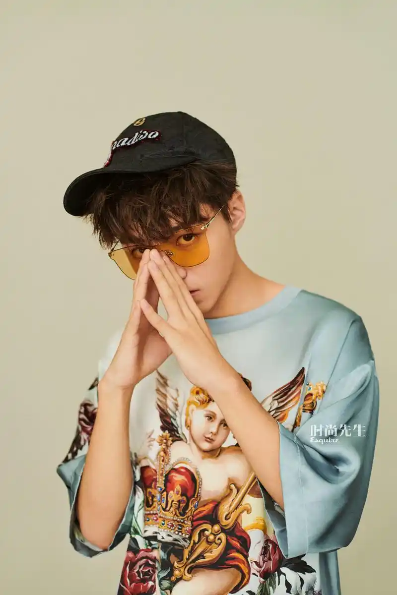 王俊凯登杂志银十封面分享对演艺道路的期待