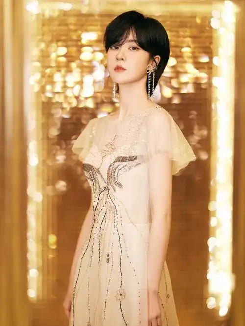 郁可唯耀眼如金裙裾飞扬