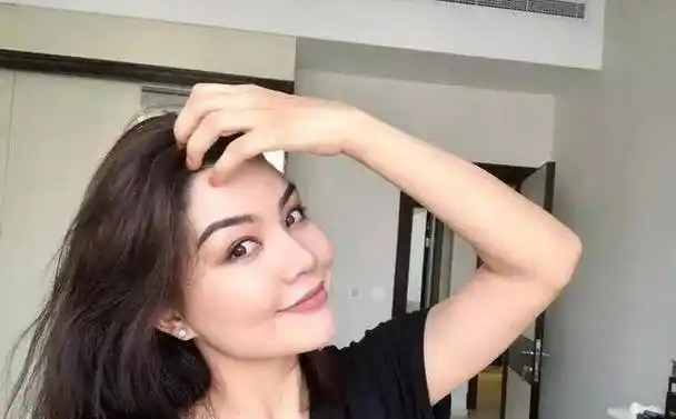 普通的中国小伙,一身的穿着也比较朴素,而女方则是一名高挑的白人美女