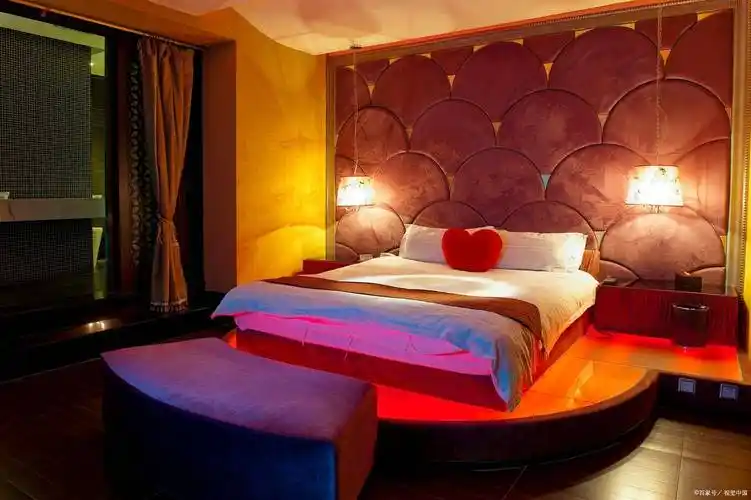 原创情侣住进酒店房间后为何要先拔电视插头保洁大妈说出猫腻