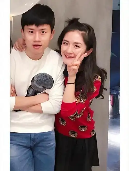 谢娜嫁歌手张杰为妻结婚多年历经风雨恩爱如初