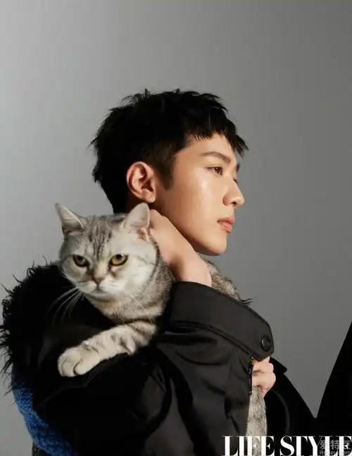 赖冠霖猫耳造型曝光仰躺在地表情高冷怀抱猫咪