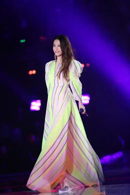 田馥甄《小幸运》湖南卫视跨年演唱会高清图片 _ 图片网