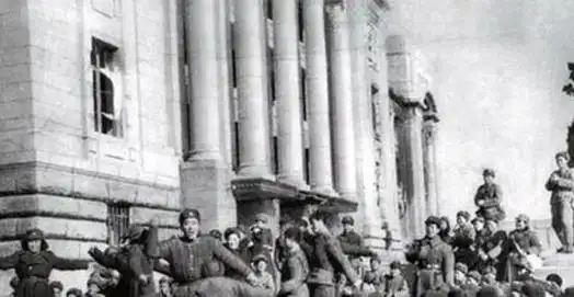 一个小学生在烈士陵园扫墓十几年后才被告知那里葬有他的生父