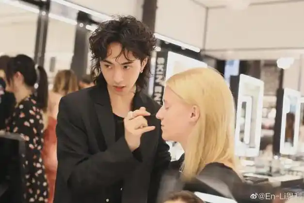 伊能静儿子又上热搜了女装照又被流出网友他咋成了这样