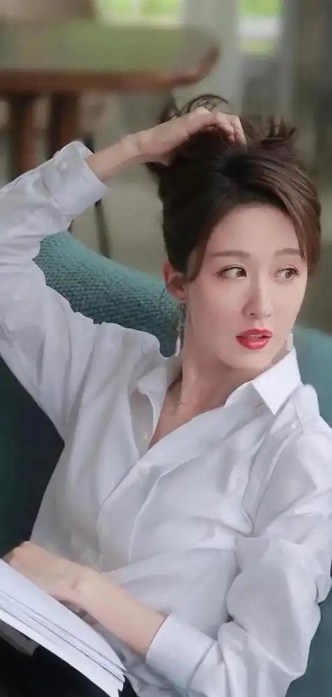 张雯感情生活成为了娱乐圈热门话题,引发众人纷纷猜测其心中藏着何样