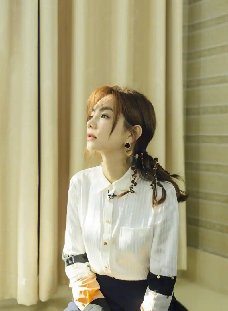 电话说他在等你,见面有聊不完的话题"she三姐妹之间就是这样的生活吧!