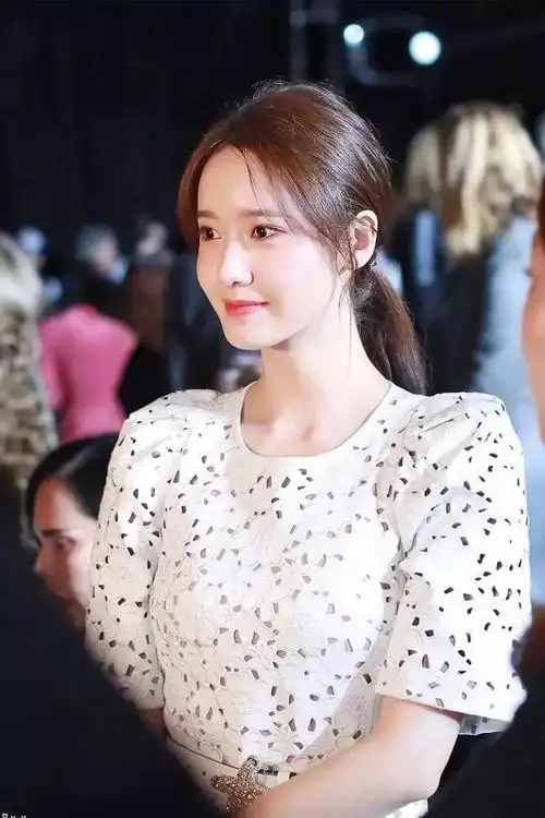 对于亚洲人来说,法式刘海最适合的发色是深棕色系,能更好地配合法式