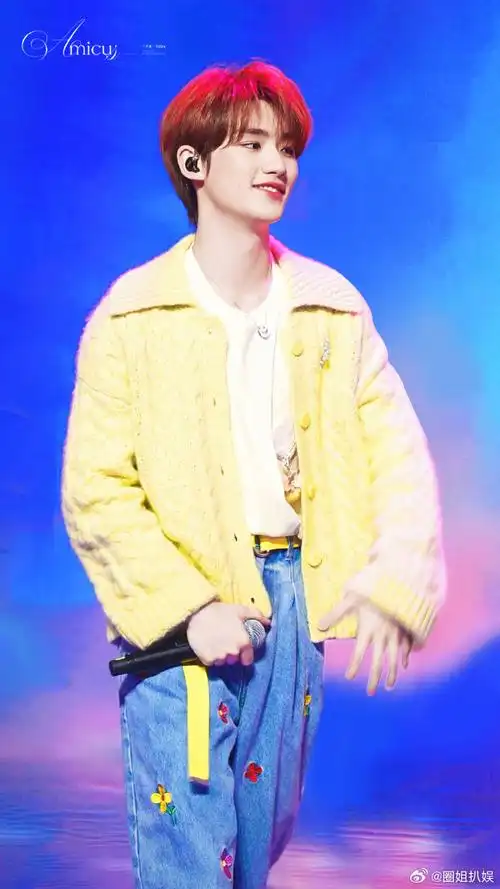 丁程鑫戴眼镜好奶