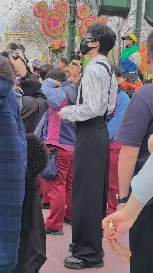 迪士尼偶遇刘宇宁##刘宇宁 迪士尼乐园##刘宇宁珠帘玉幕##珠帘玉幕