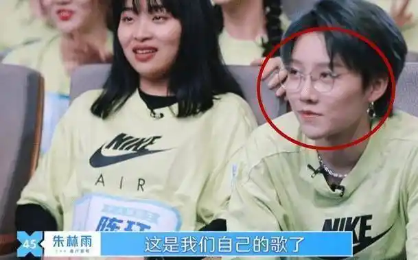 蔡徐坤公开新歌,别人都超激动,谁注意刘雨昕?不愧是见过世面的人