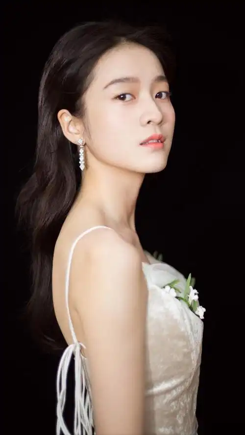 张雪迎写真,清纯甜美,小虎牙更是可爱|写真|张雪|张雪迎_手机网易网