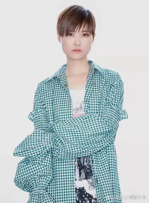 李宇春这个曾经以"假小子"形象横扫超女赛场的"春哥",如今已经38岁了