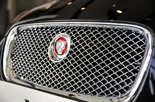 新款的车标换成了深红底色的豹头,相比老款更具攻击性.