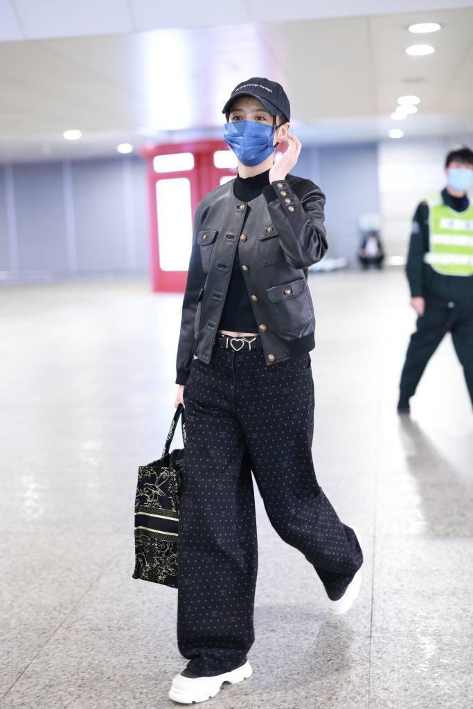 佟丽娅现身虹桥机场 黑色皮衣配棒球帽休闲有型_账号_层次_造型