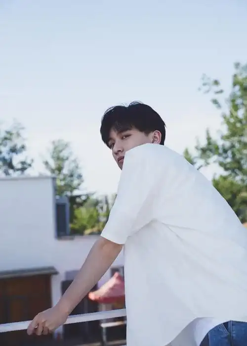 赵英博写真公开 演绎盐系少年风