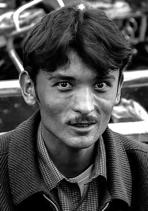 留着小胡子的中年男