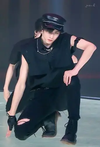 安利|刘耀文身材安利楼!长腿宽肩的漫画男主角