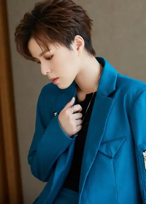 杨芸晴蓝色工装风西服写真图片