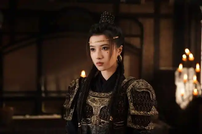 一整个被圈粉了啊#胡嘉欣梁埋香点红仿妆#剧中英姿飒爽女将军,剧外点