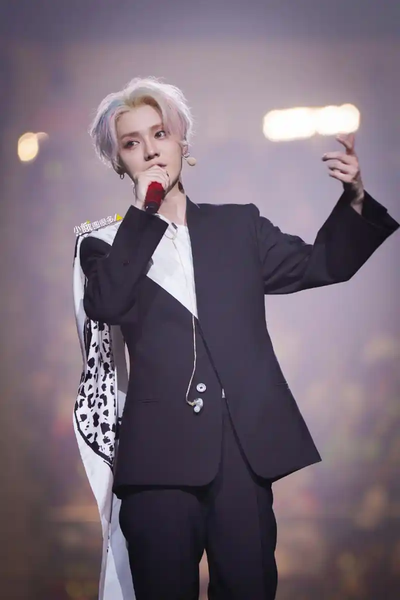 星闻#  鹿晗北京演唱会,彩色的头发特别吸引眼球. #鹿晗彩色头发