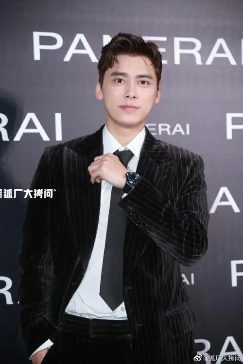李易峰生图#来啦李易峰条纹西装搭配豪表亮相,大