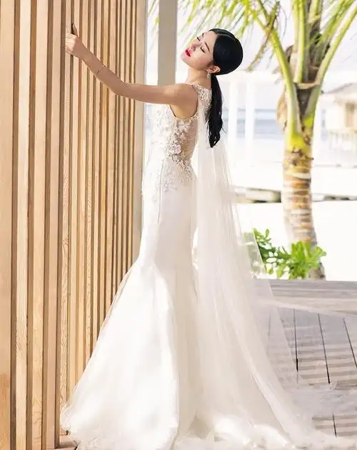 女神秦岚唯美婚纱大片 蕾丝鱼尾裙舞动身姿