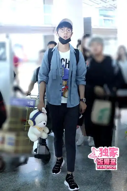 肖战 #机场穿搭  #一眼沦陷  太酷了!我又发一次 - 抖音