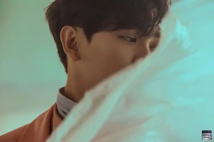 尤长靖一颗星的夜mv氛围海报公开油画质感的梦幻场景下