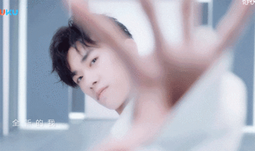 200514 易烊千玺回眸杀 转身遇见梨涡少年