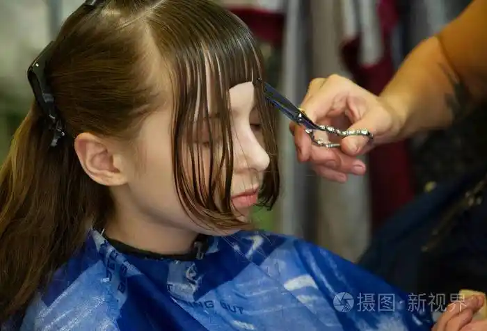 理发师给可爱的小女孩做发型