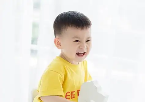 就是额头比较高,梳清爽简约小平头的时候,妈妈没有让发型师把男孩的