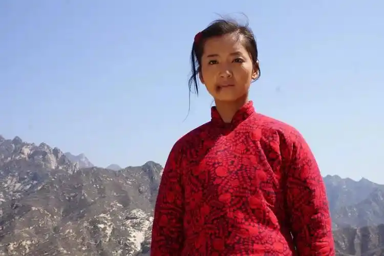 大妮在日军投降后也回到了村里,发现丈夫在抗日战争中牺牲了,孩子也没