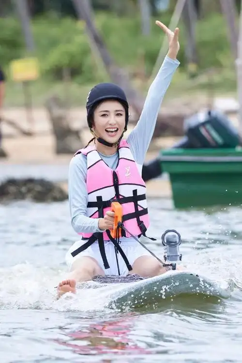 青春活力四射的佟丽娅,爱了.好可爱的脚丫子.