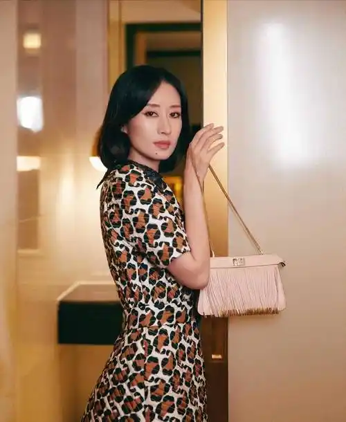 原创刘敏涛剪了短发真洋气穿印花上衣配阔腿裤再戴帽子显瘦又显高