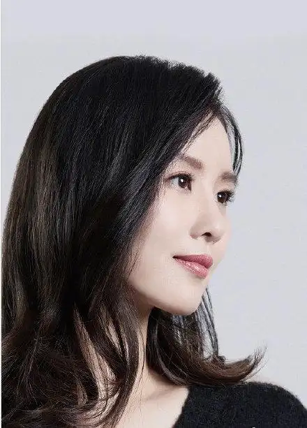 辣妈刘诗诗要回来啦!工作室晒侧脸照,气质丝毫不减依旧宛如少女