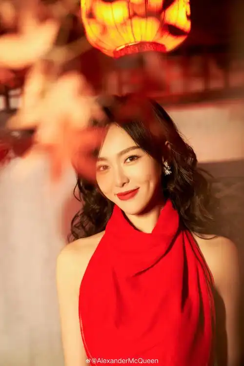 唐嫣身着#alexander mcqueen亚历山大麦昆#2024春夏女装系列红色不