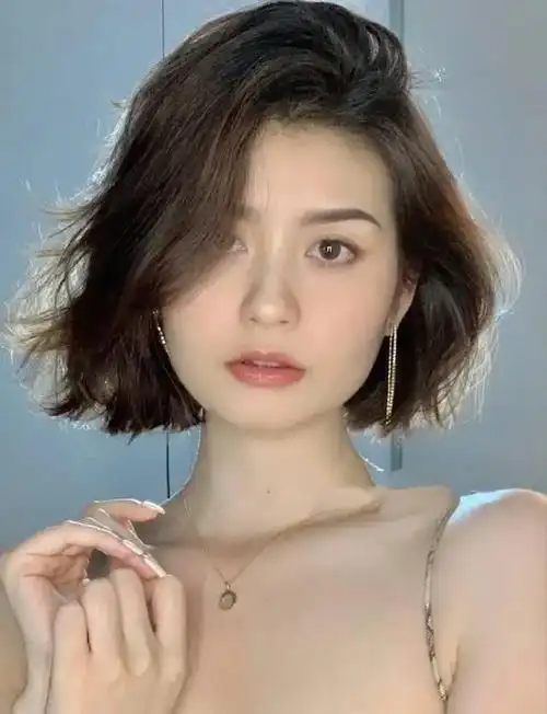 40岁女人留什么发型?分享3款利落又减龄的"短烫卷",特好打理