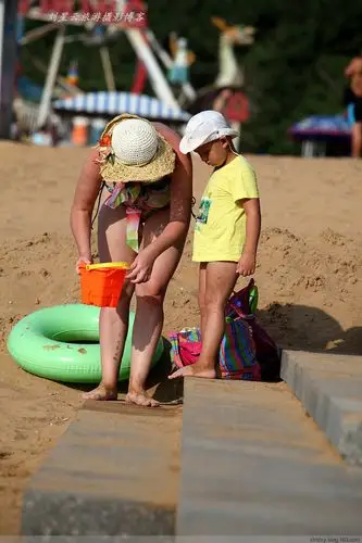 【转载】抓拍海边那些光屁溜的孩子们