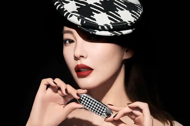 世界顶级化妆品牌法国娇兰,正式宣布知名演员张雨绮担任品牌彩妆大使