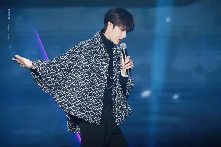 191101 陈情令南京演唱会 @uniq-王一博 cr:logo