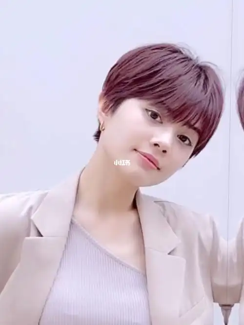 方脸女生适合什么发型焊在头上的短发哦