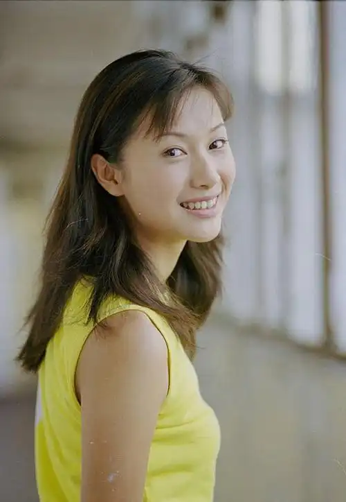 徐静蕾面容清秀可人,早期的少女时代照片中的她极其灵动