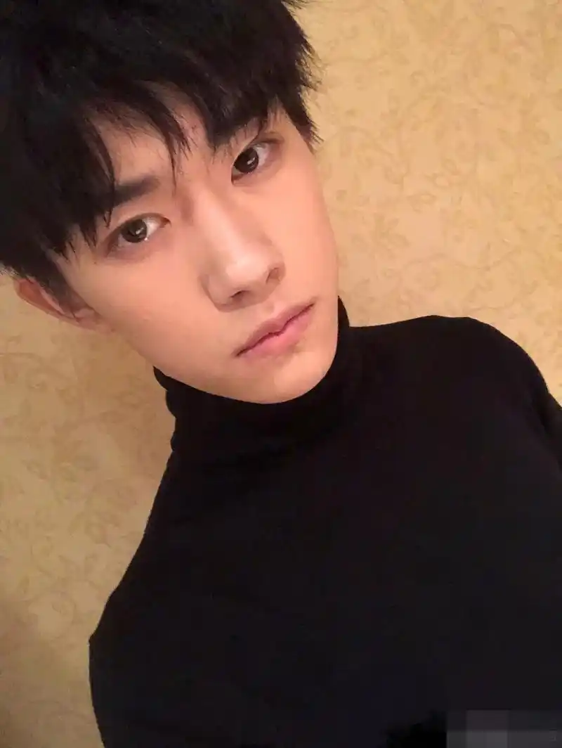 来品品易烊千玺发的自拍,穿高领毛衣的四字弟弟苏不苏