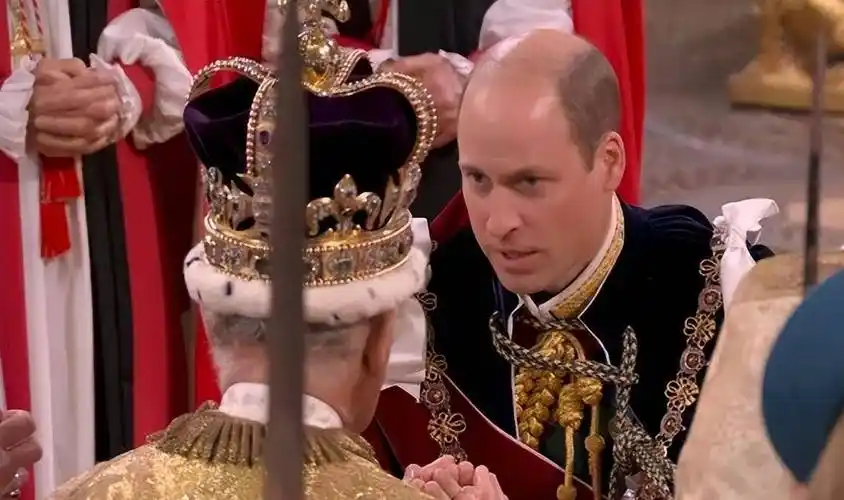 威廉下跪宣誓,查尔斯含着泪说"谢谢",他更应该说的,是对不起